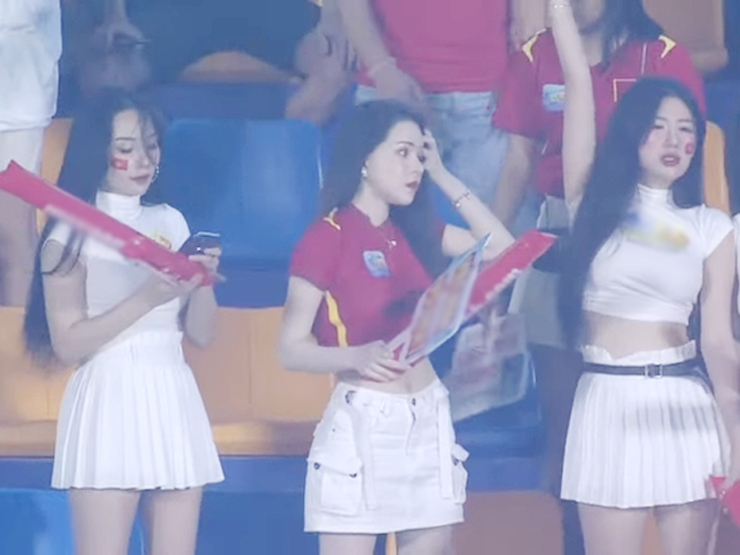 4 người đẹp mặc áo màu đỏ hoặc trắng kết hợp cùng chân váy trắng nổi bật thu hút ống kính camera truyền hình.