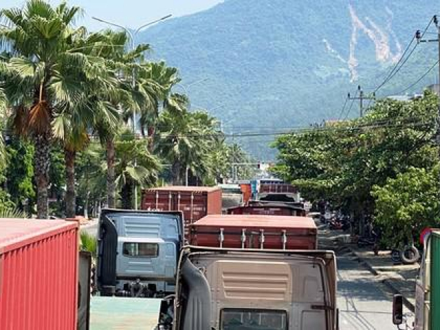 Tin tức trong ngày - Vụ hàng ngàn xe vào cảng bị kẹt: UBND TP Đà Nẵng nói gì?