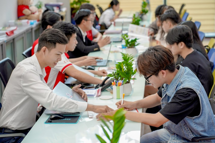 Nhiều thí sinh đăng ký xét tuyển bằng học bạ tại Trường ĐH Kinh tế Tài chính TP.HCM. Ảnh: NTCC