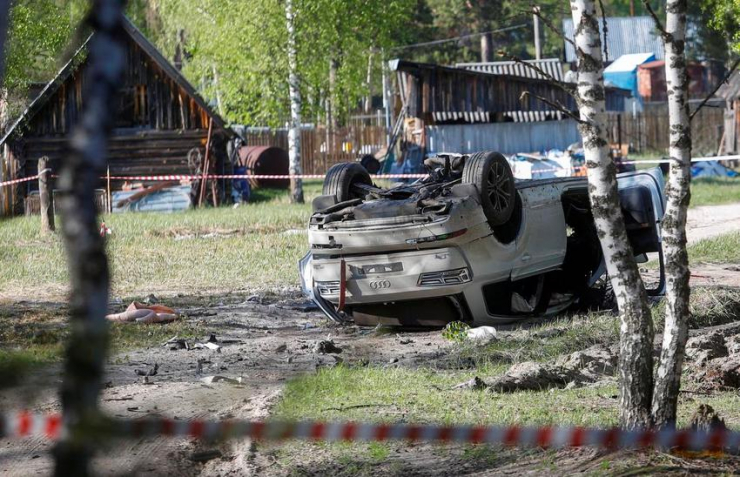 Chiếc Audi Q7 chở nhà văn Nga bị lật ngược sau vụ đánh bom. Ảnh: REUTERS