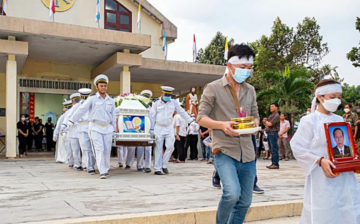 Lễ tang của người cha quên thân mình để cứu hai con gái. Ảnh: TN.