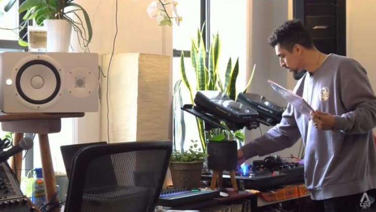 Anh Roman Martinez làm hai công việc mỗi ngày nhưng vẫn không đủ để chi trả cho cuộc sống ở New York. Ảnh: CNA