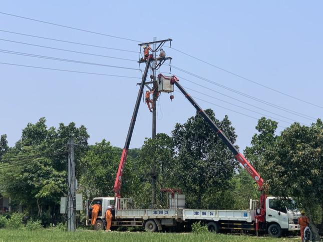 Điện lực huyện Hương Khê tiến hành sửa chữa trong ngày 5/5 vừa qua