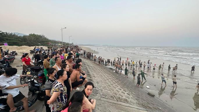 Nhiều người dân hiếu kỳ đến bờ biển Cảnh Dương, theo dõi tìm kiếm 2 nạn nhân đuối nước