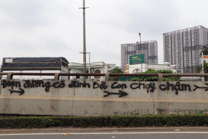 Người dân dùng sơn để cảnh báo người đi đường