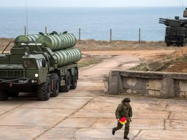 Hãng tin Tass: Hai tên lửa đạn đạo bị đánh chặn ở Crimea