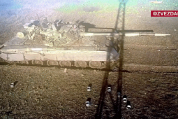 Nga đăng video xe tăng T-80 đánh sập căn nhà binh sĩ Ukraine ẩn náu gần Bakhmut