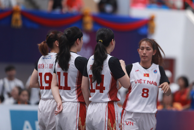 ĐT bóng rổ nữ 3x3 Việt Nam tiến vào trận tranh HCV SEA Games 32 với đối thủ Philippines. Đội hình ra sân bao gồm Huỳnh Thị Ngoan (số 8), Nguyễn Thị Tiểu Duy (số 19), Trương Thảo My (số 11)&nbsp;và Trương Thảo Vy (số 14)