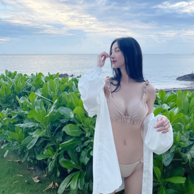 Khi diện thiết kế bikini màu nude "cô bé trà sữa Việt Nam" khéo léo khoác thêm áo choàng, tạo cảm giác nửa kín nửa hở.
