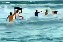 Tin tức trong ngày - Xúc động lễ tang người cha quên mình lao xuống biển cứu 2 con gái