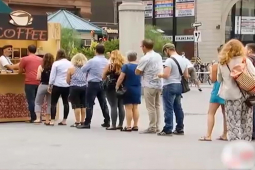 Clip hài hước - Làm người tốt khi xếp hàng bỗng nhiên bị troll hài hước