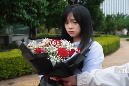 Clip hài hước - Người yêu giận dỗi chàng trai tặng hết quà cho cô gái lạ