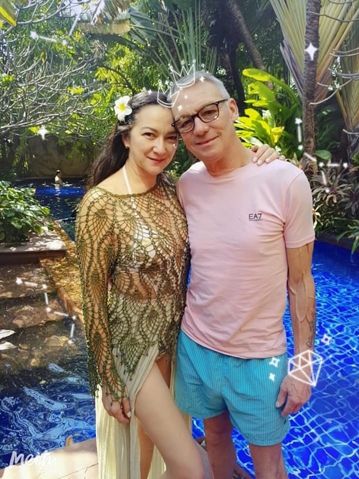 Cựu diễn viên ở tuổi 58 và ông xã.