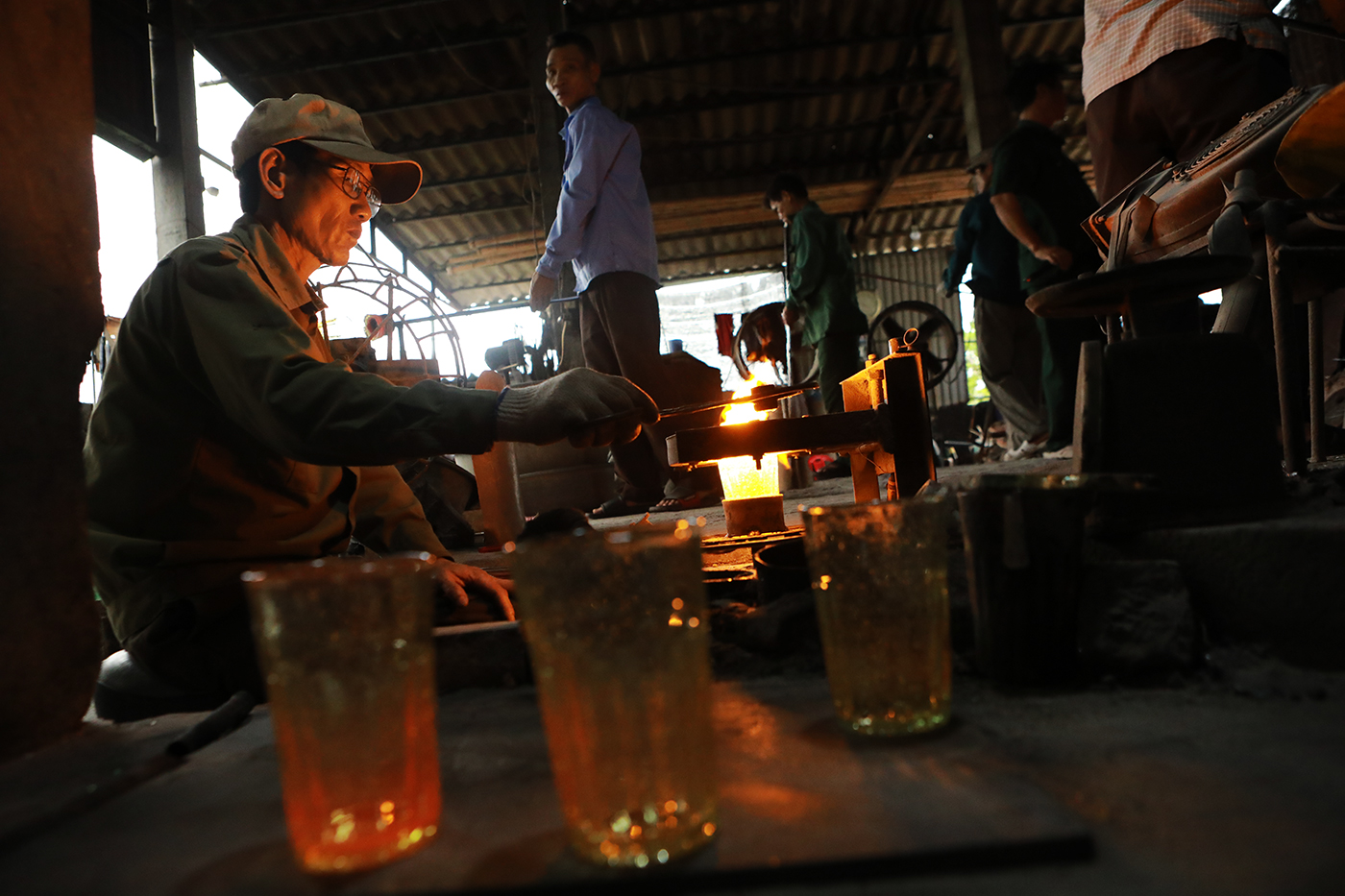 Việc cắt mép cốc rất cẩn cẩn thận bằng một chiếc bếp ga chuyên dụng, chiếc cốc được duy trì ở nhiệt độ nhất định trong quá trình cắt mép.