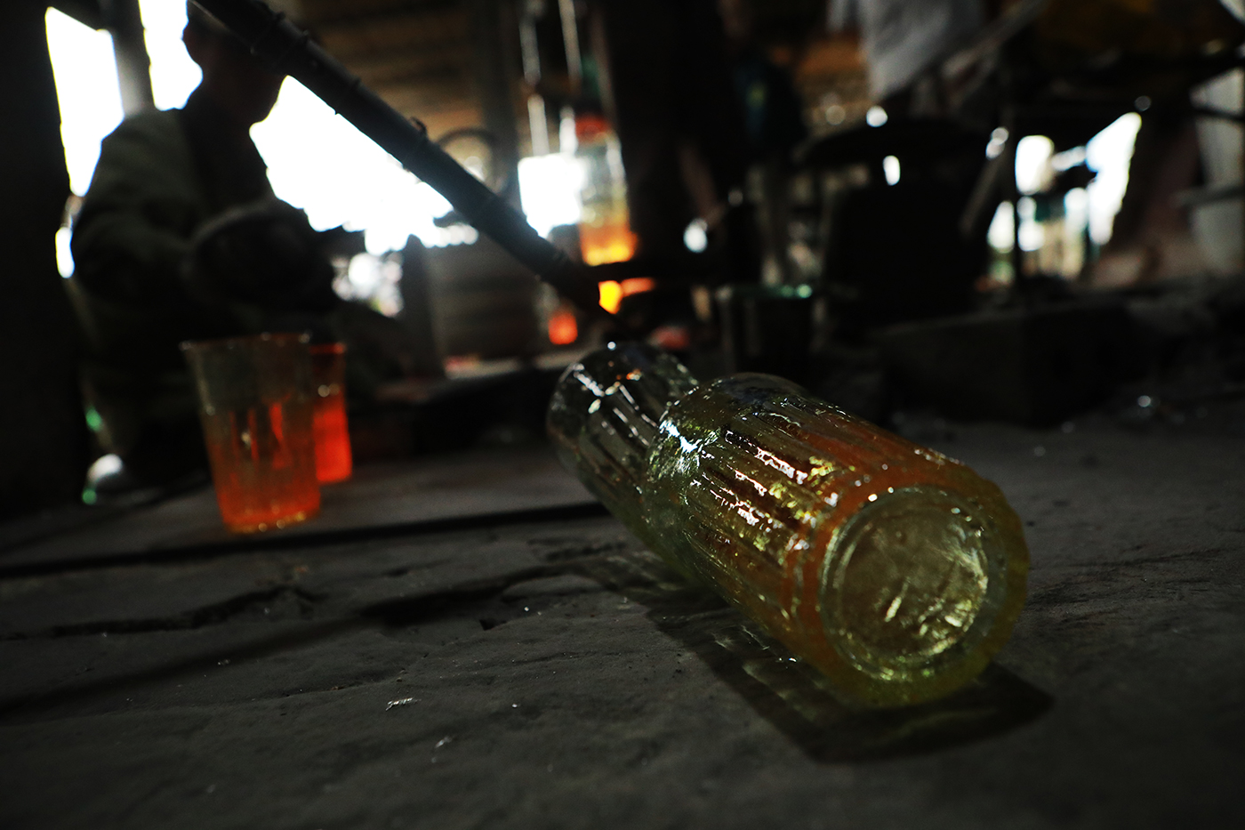 Cận cảnh nơi làm ra những chiếc cốc thủy tinh “huyền thoại” - 13