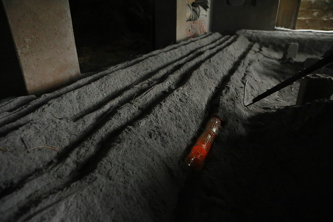 Miệng cốc được bo tròn sau đó đưa ra ngoài ủ tro. Công đoạn ủ tro giúp cốc hạ nhiệt từ từ, tránh bị nứt vỡ.