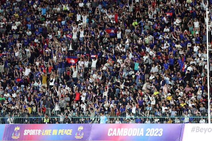 Vẫn như các trận đấu trước đó của U22 Campuchia, thầy trò HLV Keisuke Honda nhận được sự cổ vũ của hơn 30.000 khán giả trên sân Olympic trong cuộc so tài với U22 Myanmar ở bảng A môn bóng đá nam SEA Games 32.