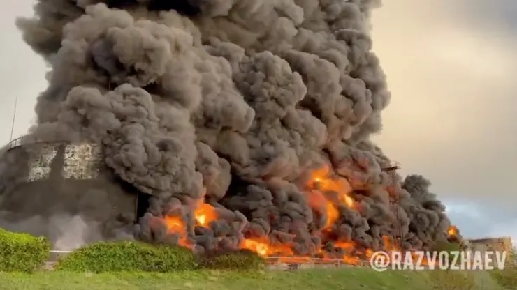 Lửa khói bốc lên từ một vụ UAV tấn công kho dầu ở thành phố Sevastopol, Crimea vào cuối tháng 4. Ảnh: Reuters
