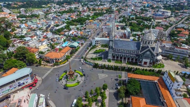 Đây là tỉnh giàu có ở Việt Nam và đã vượt Hà Nội và TPHCM về thu nhập bình quân đầu người.
