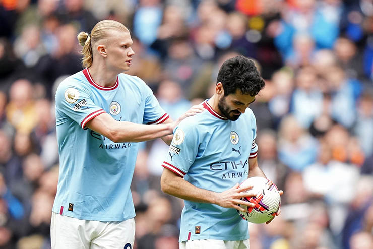 Haaland nhường cho&nbsp;Gundogan đá 11m