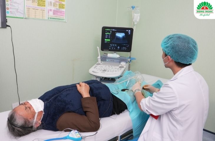 Bác sĩ thực hiện thủ thuật đốt dây thần kinh chi phối cảm giác đau bằng sóng cao tần RFA cho bệnh nhân Hợi