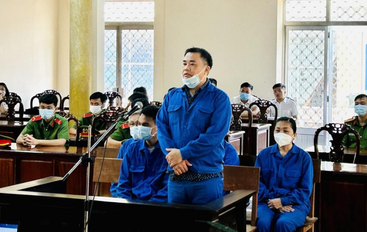 Bị cáo Trần Trí Mãnh (đứng) tại tòa