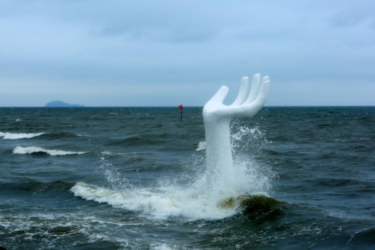 Chiều 8-5, ghi nhận của PLO bên bờ biển Hải Tiến là những bàn tay khổng lồ chới với bên bờ biển, đang hứng từng đợt sóng ập vào.