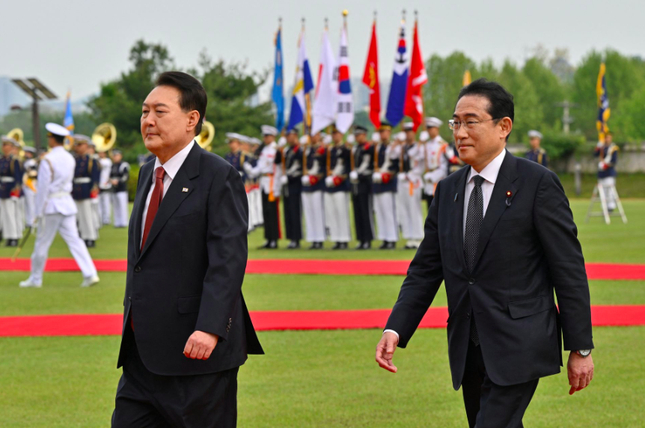 Tổng thống Hàn Quốc Yoon Suk Yeol và Thủ tướng Nhật Bản Fumio Kishida trong lễ đón ngày 7/5. (Ảnh: Reuters)