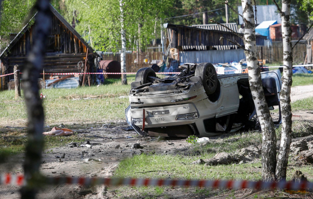 Chiếc Audi Q7 của nhà văn Zakhar Prilepin nằm ngửa bụng sau vụ tấn công. (Ảnh: RT)