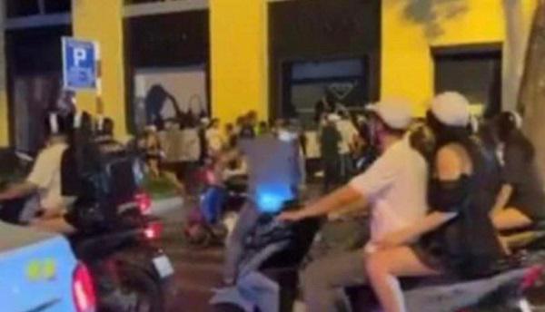 Rất đông người dân hiếu kì tại hiện trường vụ việc.