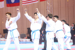 Nghẹn ngào thầy trò karate Việt Nam ôm nhau bật khóc với cú đúp HCV SEA Games