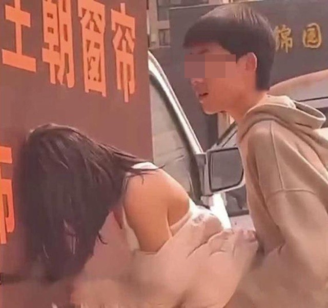 Nhức mắt cảnh cặp đôi học sinh cấp 3 ở Trung Quốc làm "chuyện ấy" cạnh xe tải giữa ban ngày - 1