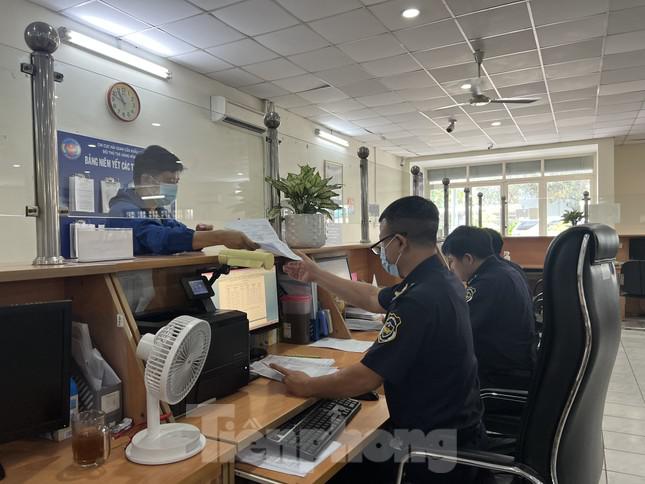 Doanh nghiệp làm thủ tục tại Cục Hải quan TPHCM.