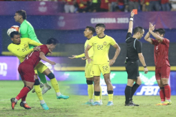Cầu thủ Malaysia ”giở võ” đánh nguội Thanh Nhàn, ăn 2 thẻ đỏ sau 3 phút