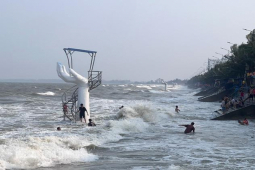 Hình ảnh bất ngờ về những bàn tay ”khổng lồ” ở biển Thanh Hóa khi thủy triều lên cao