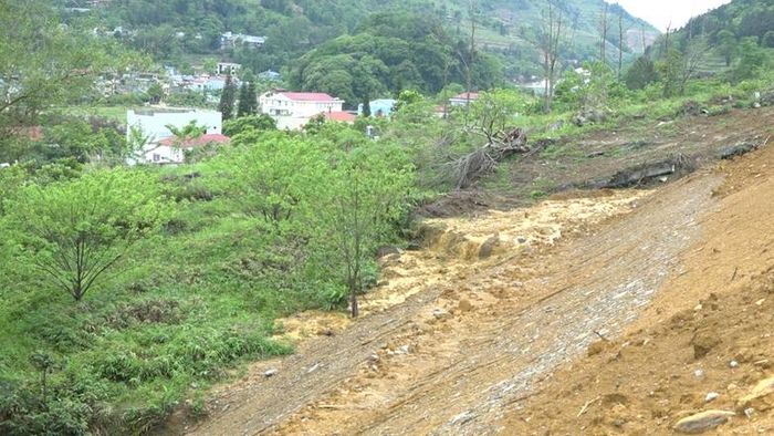 Mưa dông khiến đất đá sạt lở Lào Cai. Ảnh: Báo Lào Cai