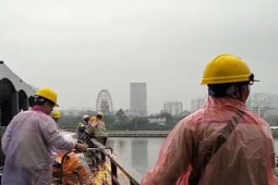 Tin tức trong ngày - Video: Công nhân đội mưa tháo dỡ 2 du thuyền cuối cùng ở hồ Tây