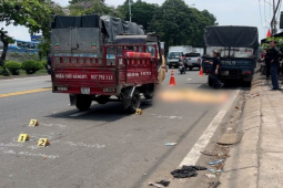 Tin tức trong ngày - Video: Đang sửa xe bên đường, người đàn ông bị xe ba gác tông chết