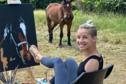 Bạn trẻ - Cuộc sống - Cô gái không tay trở thành họa sĩ, vô địch Taekwondo thế giới