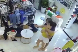 Tin tức trong ngày - Tin tức 24h qua: Bị nữ chủ tiệm phản đòn, “yêu râu xanh” ôm quần bỏ chạy