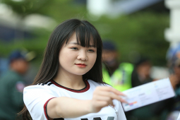 Bóng đá - Fan nữ xinh đẹp "đội mưa" tiếp sức U22 Việt Nam đấu U22 Malaysia