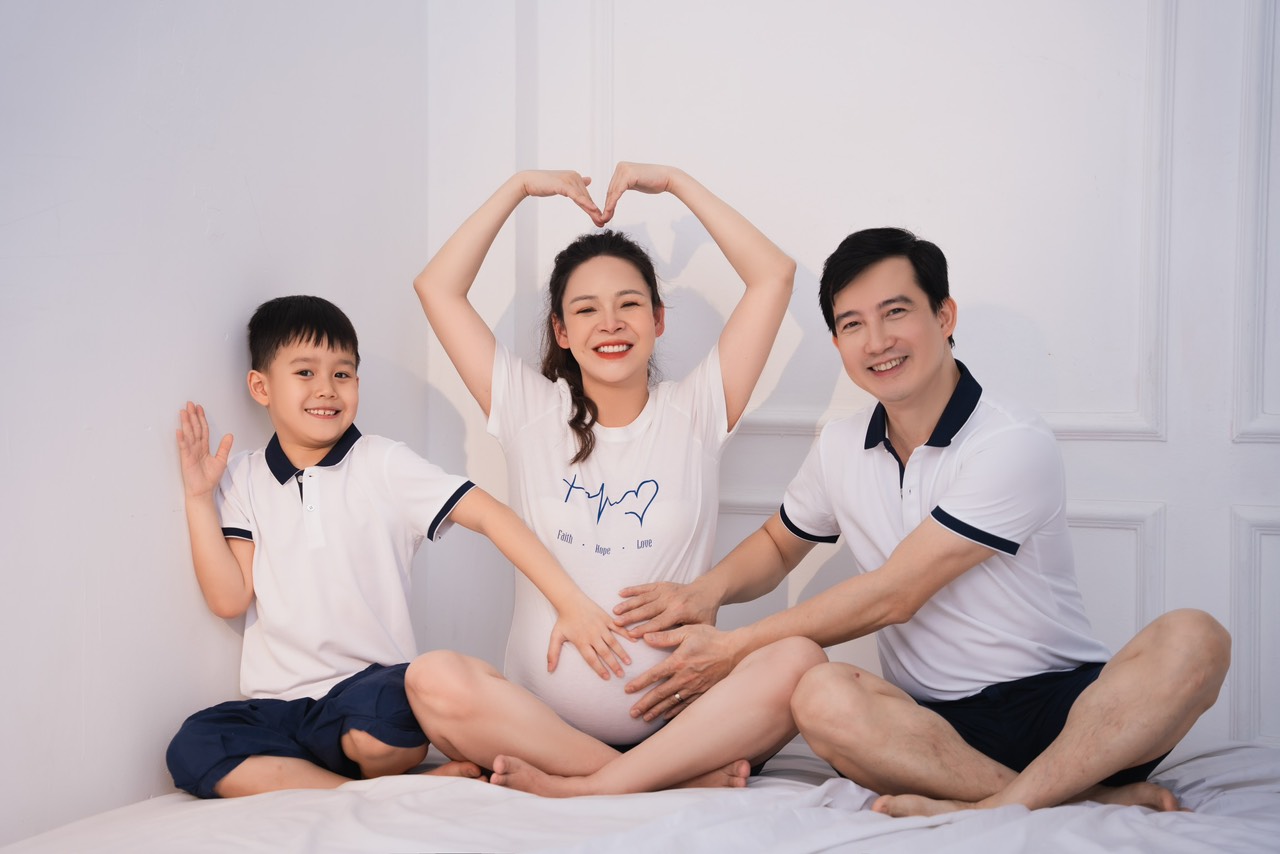 Vợ chồng Hồng Quang - Diễm Hương và con trai đầu lòng 7 tuổi