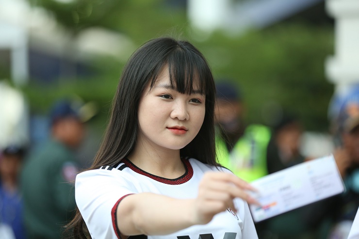 Fan nữ xinh đẹp &#34;đội mưa&#34; tiếp sức U22 Việt Nam đấu U22 Malaysia - 3