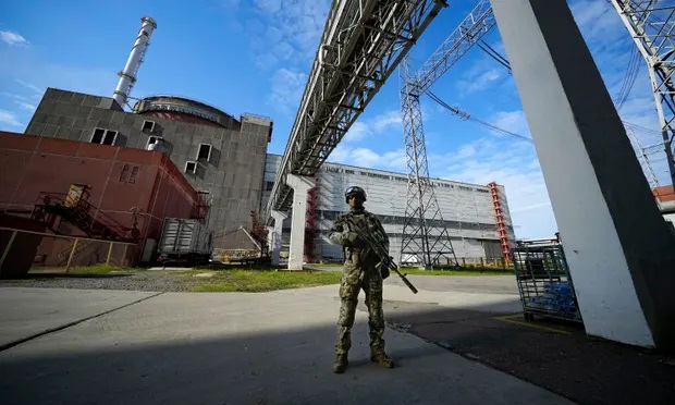 Một quân nhân Nga đứng canh gác tại nhà máy điện hạt nhân Zaporizhzhia. Ảnh: AP