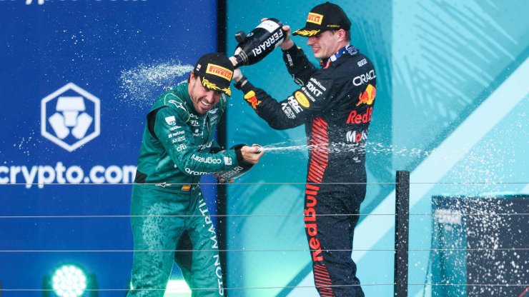 Verstappen và Alonso trên bục trao huy chương