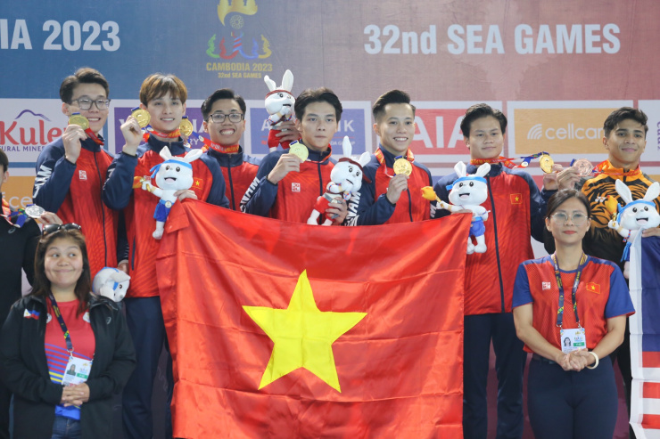Phương Thành, Thanh Tùng (lần lượt thứ 2, 5 từ trái sang) dìu dắt đàn em giành HCV SEA Games 32