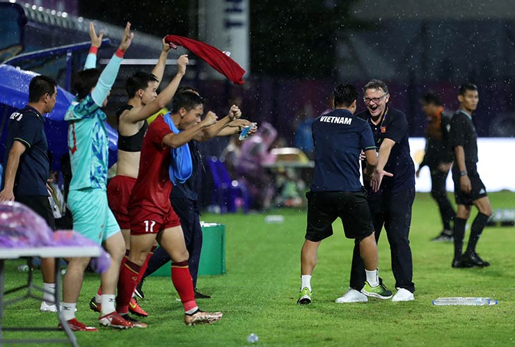 U22 Việt Nam đã giành chiến thắng quan trọng 2-1 trước U22 Malaysia để đoạt vé vào bán kết SEA Games 32