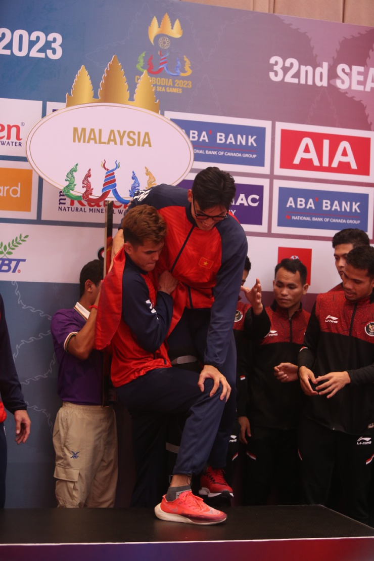 Võ sỹ chân băng bó vẫn "nhảy múa thăng hoa" cùng karate Việt Nam - 3