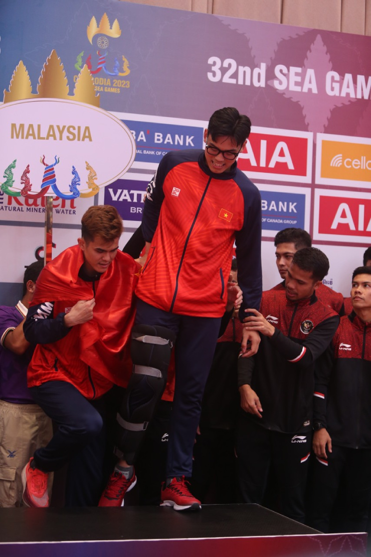 Tấn Đạt bị dập dây chằng đầu gối ở trận bán kết với Campuchia ngày 7/5