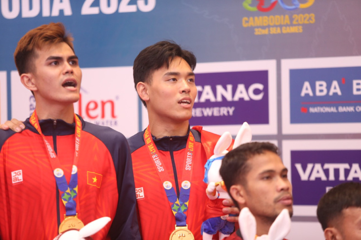 Tấn Đạt (phải) không thể lên sàn đấu nhưng vẫn cùng đồng đội giành vinh quang tại SEA Games 32